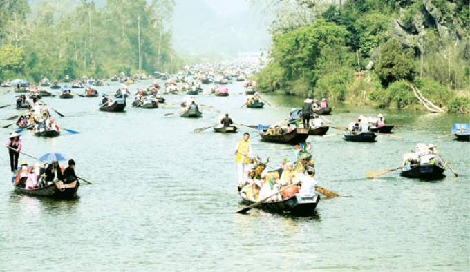 Đưa du khách vượt suối Yến tới chùa Hương “Cướp” lộc đúng kịch bản Ngay từ sáng sớm 13-2, hàng ngàn du khách và người dân địa phương đã có mặt tại khu vực trung tâm đền